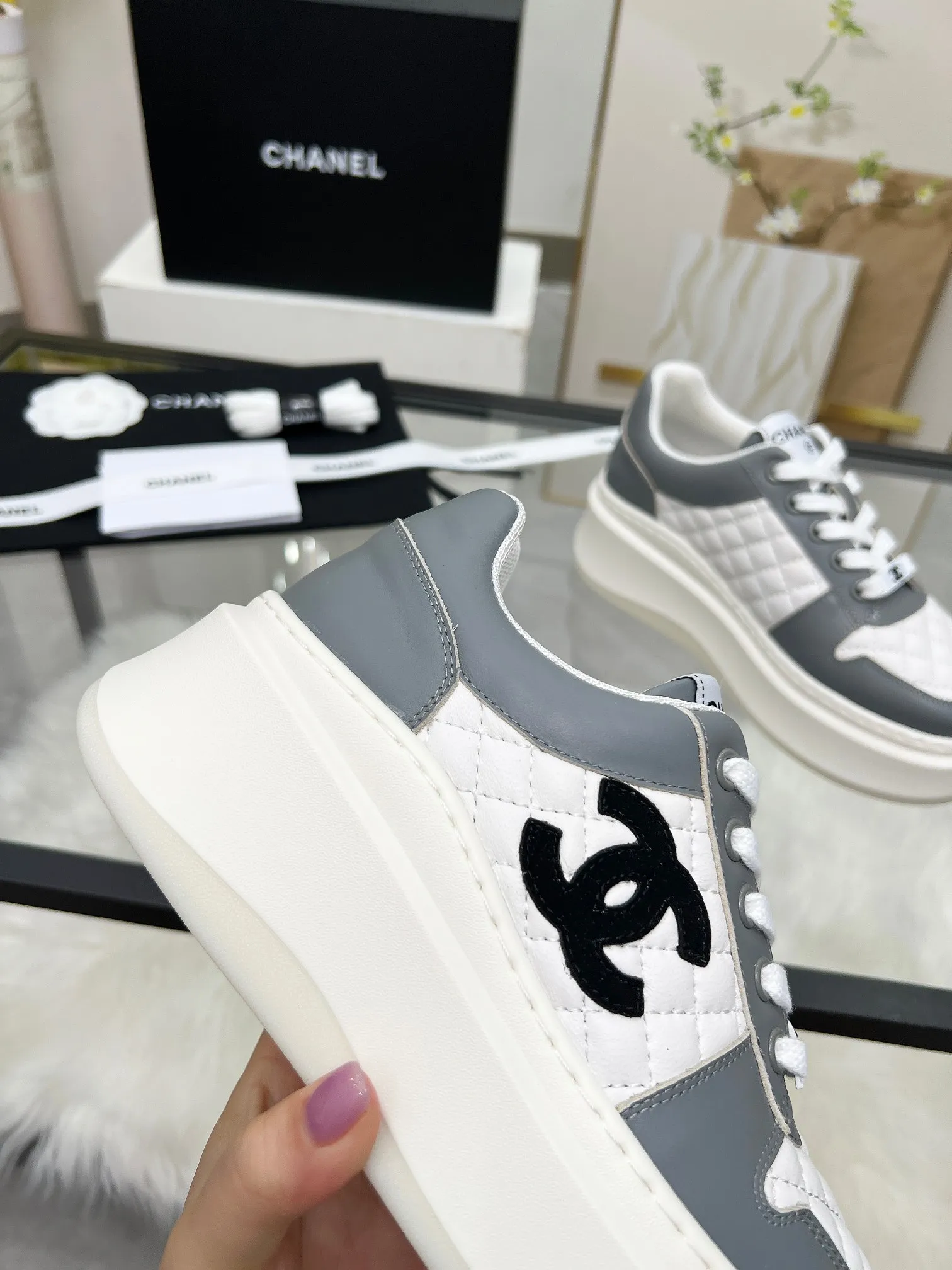 👟👟Ex-factory price 480👟👟 CHANEL 25C spring and summer new sports shoes official website is available at the same time ❤️ Counter out-of-stock kings. Major bloggers are recommending new styles on social days. This season’s new styles are simply eye-catching and look great on the feet. The casual casual sports style is refreshing and natural, interpreting Chanel’s fashionable femininity. The overall customization makes all sports models on the market at that time obsolete. This series is now available for sale! The upper is made of custom imported pebbled calf leather ➕ custom frosted calf leather. The lining is made of original one-to-one professionally customized mesh. Hardware accessories. Original full set of molds (not common in the market). Original custom molded TPU combination outsole. Height 4 cm. Women's size 35-39.